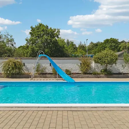 Ξενοδοχείο 1 Bedroom Stunning In 4*